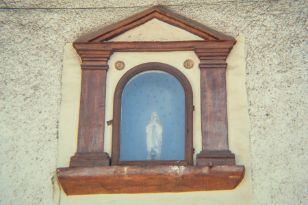 Edicola In Via Garibaldi N. 2 Con Statuina Della Madonna Di Lourdes